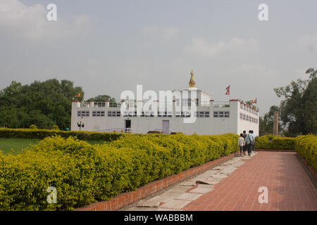 Mayadevi Tempel mit Ashoka Säule und der Reflexion in der heiligen Badeteich in Lumbini Nepal: das Geburtshaus von Herrn Gautam Buddha. Stockfoto