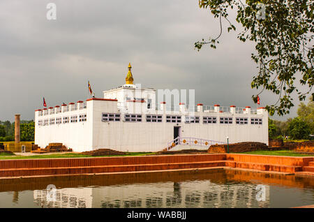 Mayadevi Tempel mit Ashoka Säule und der Reflexion in der heiligen Badeteich in Lumbini Nepal. Stockfoto