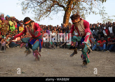 Traditionelle Nyau Tänzer mit Gesichtsmaske an einem Gule Wamkulu Zeremonie in abgelegenen Dorf in der Nähe von ntchisi. Malawi ist eines der ärmsten Länder der Welt. Stockfoto