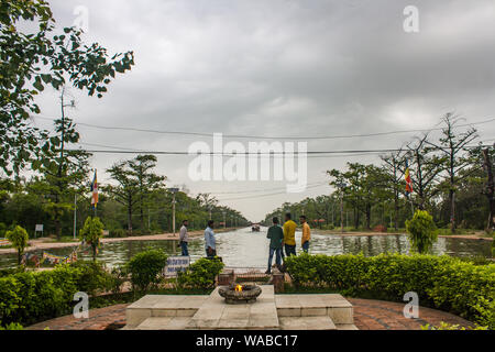 Feuer des Friedens zusammen mit Wasserkanal in Lumbini, Nepal Stockfoto