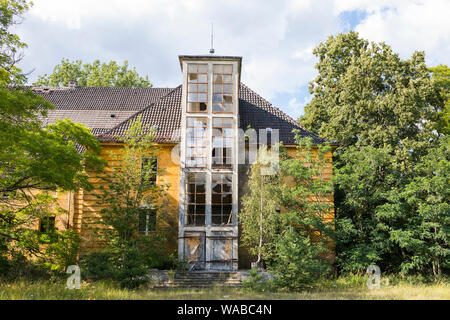 Ehemalige historische Kaserne, für die Deutsche Armee errichtet, von der russischen Armee im Jahr 1994 in Deutschland aufgegeben Stockfoto