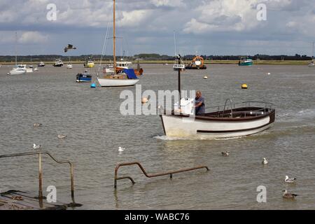 UK Wetter - Felixstowe Ferry, Suffolk - 19. August 2019: Helle, sonnige, warme Montag Nachmittag in Suffolk. Die Deben Fähre kommt nach der kurzen Überfahrt von bawdsey Quay. Stockfoto