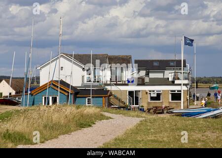 Felixstowe Ferry, Suffolk - 19. August 2019: Helle, sonnige, warme Montag Nachmittag in Felixstowe Ferry Segelclub (FFSC). Stockfoto