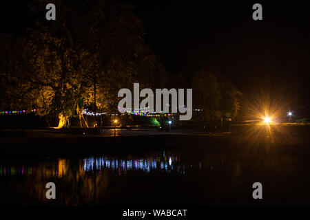 Lumbini Garden in Abend mit der Reflexion von Licht in der heiligen Badeteich. Stockfoto