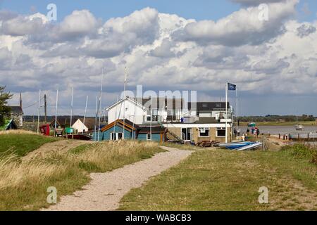 Felixstowe Ferry, Suffolk - 19. August 2019: Helle, sonnige, warme Montag Nachmittag in Felixstowe Ferry Segelclub (FFSC). Stockfoto