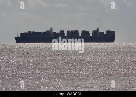 UK Wetter - Felixstowe Ferry, Suffolk - 19. August 2019: Helle, sonnige, warme Montag Nachmittag in Suffolk. Die ultra Große immergrüne Je Containerschiff Regieren auf dem Weg vom Hafen von Felixstowe nach Hamburg, Deutschland. Stockfoto