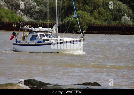 UK Wetter - Felixstowe Ferry, Suffolk - 19. August 2019: Helle, sonnige, warme Montag Nachmittag in Suffolk. Für die Bernina Segelyacht. Stockfoto