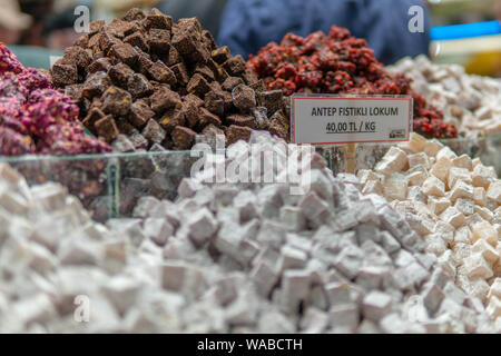 Turkish Delight in verschiedenen Farben stapelten sich im türkischen Basar Stockfoto