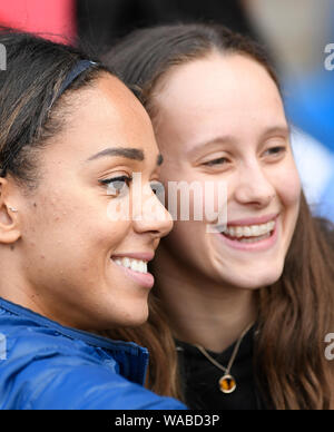 Birmingham, Großbritannien. 18. August 2019. Katerina Johnson mit Fans bei der Muller Grand Prix Birmingham - IAAF Diamond League im Alexander Stadium, Birmingham, am 18. August 2019 Stockfoto