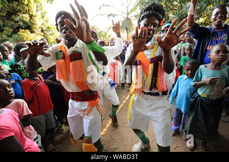 Traditionelle Malipenga Tänzer zu einem Gule Wamkulu Zeremonie in das Dorf in der Nähe von Mitundu Lilongwe, Malawi Stockfoto