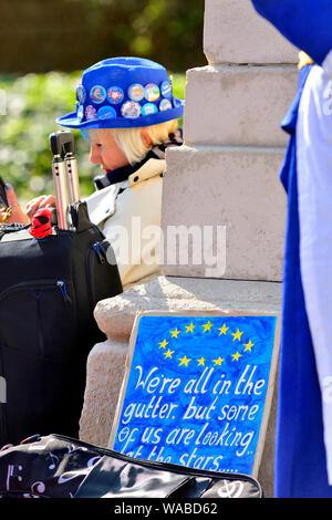 Madeleina Kay-EU-Supergirl und Junge Europäerin des Jahres 2018 - in Westminster, April 2019. "Wir liegen alle in der Gosse, aber einige von uns sind auf der Suche Stockfoto