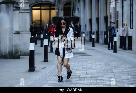 LONDON, Großbritannien - 15 Februar 2019: Frauen auf der Straße während der London Fashion Week. Stockfoto