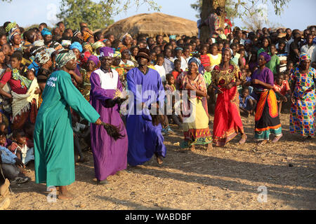 Traditionelle Tänzer zu einem Gule Wamkulu Zeremonie in einem abgelegenen Dorf in der Nähe von ntchisi. Malawi ist eines der ärmsten Länder der Welt. Stockfoto