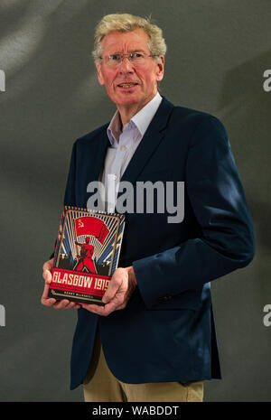 Edinburgh, Schottland, Großbritannien, 19. August 2019. Edinburgh International Book Festival. Abgebildet: Kenny MacAskill, ehemaliger Kabinettsminister für Justiz in der schottischen Regierung, hält sein Buch mit dem Namen Glasgow von der Hand Stockfoto