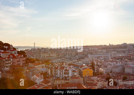 Einen Panoramablick auf die Stadt Lissabon mit dem Fluss Tejo (Rio Tejo) und die "25 de Abril" Brücke (Ponte 25 de Abril) im Hintergrund, Portugal Stockfoto
