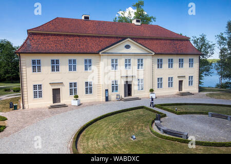 Mirow, Deutschland. 25 Mai, 2019. Touristen besuchen Mirow Schloss. Das Land Mecklenburg-Vorpommern hat rund acht Millionen Euro in die Renovierung dieses historischen Gebäudes investiert seit 2005. Nach Jahren der Schließung, das Rokoko Schloss wurde im Sommer 2014 eröffnet. Credit: Jens Büttner/dpa-Zentralbild/ZB/dpa/Alamy leben Nachrichten Stockfoto