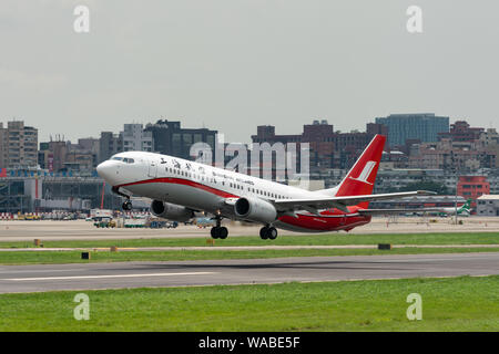 TAIPEI, Taiwan - 19. MAI 2019: Shanghai Airlines Boeing 737-800 aus der Taipei Songshan Airport in Taipei, Taiwan. Stockfoto