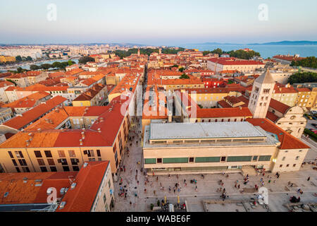 ZADAR, KROATIEN - 27. JUNI 2019: Sonnenuntergang über der Altstadt von Zadar, Kroatien. Zadar ist berühmt für seine Sonnenuntergänge. Stockfoto