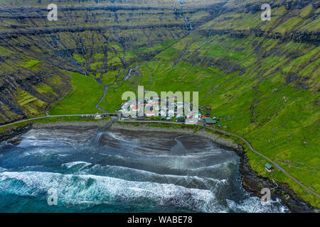 Tjornuvik Dorf und Strand und Wasserfälle Luftaufnahme, Färöer Inseln Stockfoto