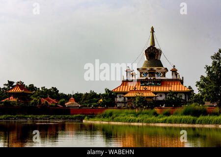 Deutsche Kloster: Der große Drigung kagyud Lotus Stupa, Lumbini, Nepal Stockfoto