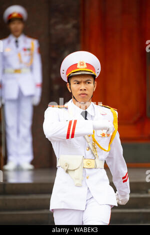 HANOI, VIETNAM - 19. SEPTEMBER 2018: Die ehrengarde an der Ho Chi Minh Mausoleum auf dem Ba Dinh Square in Hanoi, Vietnam Stockfoto