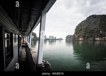 Blick auf den Inseln von Ha Long Bay auf einer Bootsfahrt in der Halong Bay, Vietnam Stockfoto