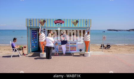 Eis Verkäufer auf Meer Swanage, Dorset, Großbritannien Stockfoto