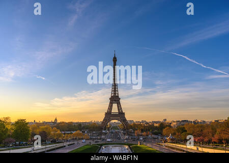 Paris Frankreich City Skyline Sonnenaufgang am Eiffelturm und Trocadero Gärten Stockfoto