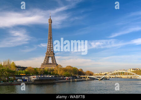 Paris Frankreich City Skyline am Eiffelturm und Seine Fluss Stockfoto