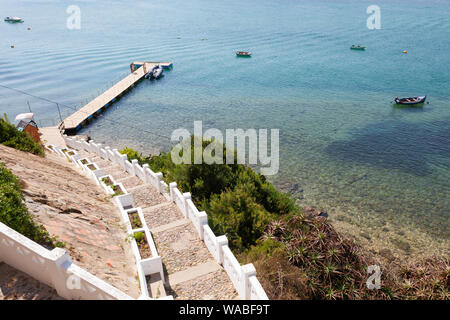 Eine Treppe führt zum Pier am Ufer des Flusses Mira, in der Küstenstadt Vila Nova de Milfontes, Vicentine Coast, Alentejo - Portugal. Stockfoto