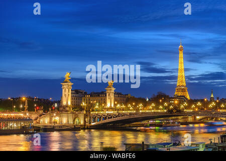 Paris Frankreich City Skyline Nacht am Fluss Seine mit Pont Alexandre III Brücke und Eiffelturm Stockfoto