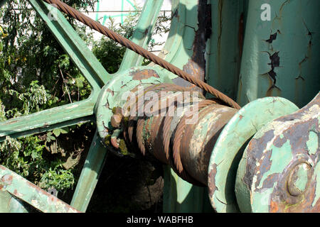 Blick auf alte Kran oder Flaschenzug für das Laden von Lastkähne auf Bridgewater Canal in der Nähe von Manchester Stretford verwendet Stockfoto