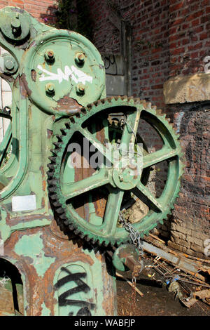 Blick auf alte Kran oder Flaschenzug für das Laden von Lastkähne auf Bridgewater Canal in der Nähe von Manchester Stretford verwendet Stockfoto