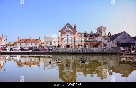 Der alte Getreidespeicher Pub am Ufer des Flusses Frome im Zentrum von Wareham, Dorset, Großbritannien Stockfoto