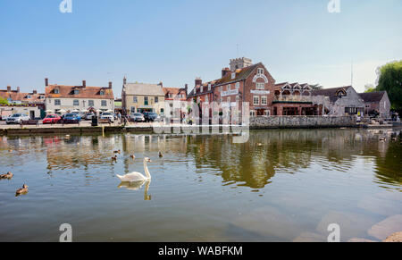 Der alte Getreidespeicher Pub am Ufer des Flusses Frome im Zentrum von Wareham, Dorset, Großbritannien Stockfoto