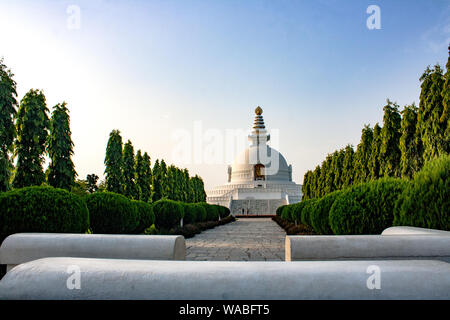 Frieden Pagode, Lumbini, Nepal. Auch japanischen Kloster, weiße Stupa oder weiße Tempel genannt. Stockfoto