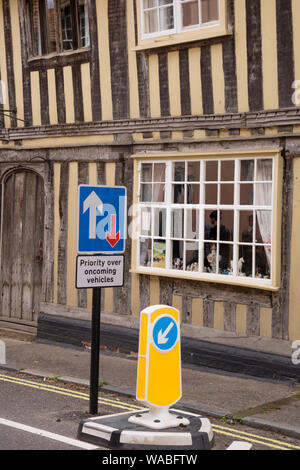 Die malerischen mittelalterlichen Dorf Lavenham mit unschönen Straßenschilder, Suffolk, England, Großbritannien Stockfoto