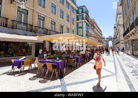 Rua Augusta in Lissabon, die Straße zur Praça do Comercio, voller Geschäfte und Straßencafés Restaurants' - Lissabon, Portugal. Stockfoto