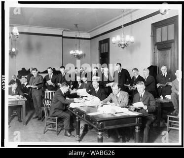 Ausschuss für die Wahlen des Senats, die in der Zählung der Ford-Newberry stimmen. Erzähler in den Vordergrund des Bildes sind Senatoren Walter E. Kante des N.J. und Selden S. Spencer von Mo. Stockfoto