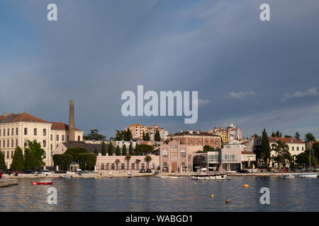 Blick über Angeln Hafen in Richtung Galera Adris, Kunstgalerie (rechts) und ADRIS Gruppe Hauptsitz auf der Linken, Rovinj, Istrien, Kroatien.. Stockfoto