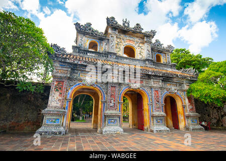 Hien Nhon Tor und östlichen Eingang des UNESCO-Weltkulturerbe der Imperial Palace und Zitadelle in Hue, Vietnam Stockfoto