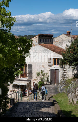 Blick auf cobblstone Gasse in der Altstadt von Rovinj, Istrien, Kroatien Stockfoto