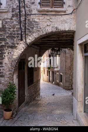 Blick auf leere Gasse in der Altstadt von Rovinj, Istrien, Kroatien Stockfoto