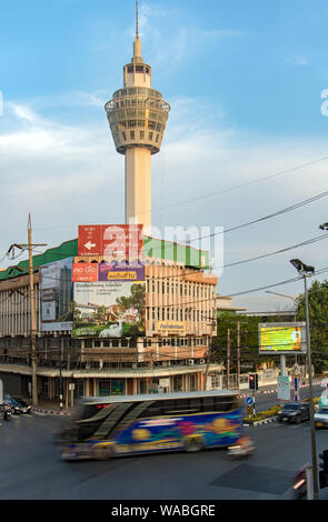 SAMUT PRAKAN, Thailand, 18. Mai 2019, den Verkehr in den Straßen von Samut Prakan, Thailand. Kreuzung mit Aussichtsturm. Stockfoto