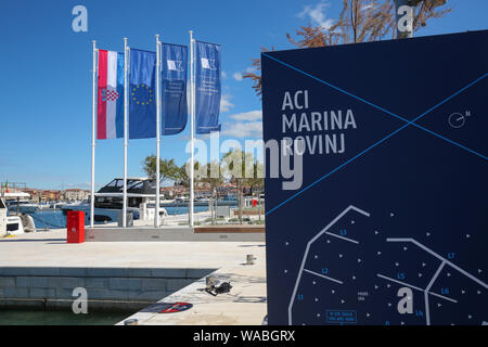 South End Promenade am Meer und Yachten im 5-Sterne-Hotel ACI Marina mit Stadt Rovinj, Istrien, Kroatien Stockfoto