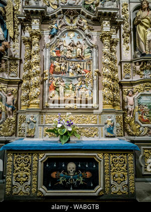 Reich verzierten Altar der Kirche Notre-Dame de Landivisiau, Finistère, Bretagne, Frankreich Stockfoto