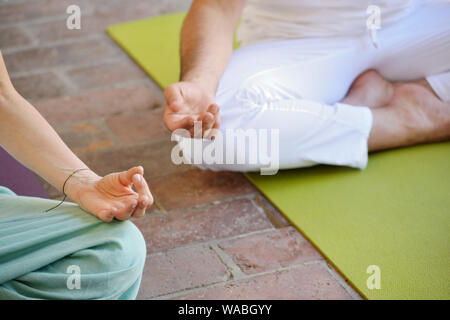 Weibliche Hand, die eine Mudra Geste in der Yoga Praxis verwendet Stockfoto