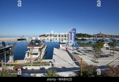 South End Promenade am Meer und Yachten im 5-Sterne-Hotel ACI Marina mit der Stadt Rovinj, Istrien, Kroatien. Stockfoto