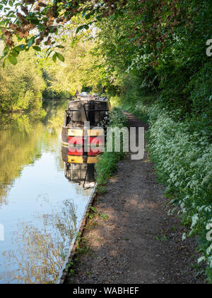 WARWICK, Großbritannien - 12. MAI 2019: Schmalboot an Schlepppfad auf dem Grand Union Canal gebunden Stockfoto