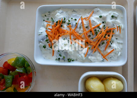 Dill Beizen mit kleinen Kartoffeln und Schnittlauch zum Abendessen in ein Krankenhaus Stockfoto